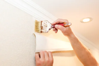 Pose de papier peint à Sand — revêtements muraux et toiles de verre